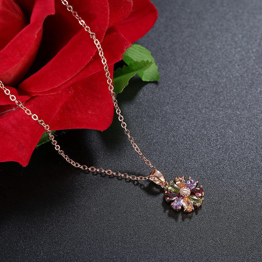Skimrande blommigt halsband med zirkoner