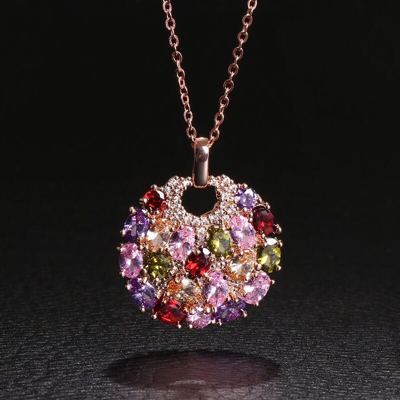 Skimrande blommigt halsband med zirkoner