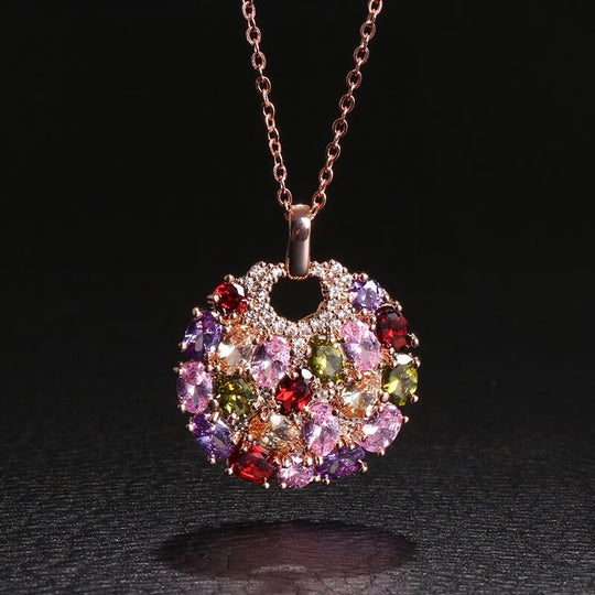 Skimrande blommigt halsband med zirkoner