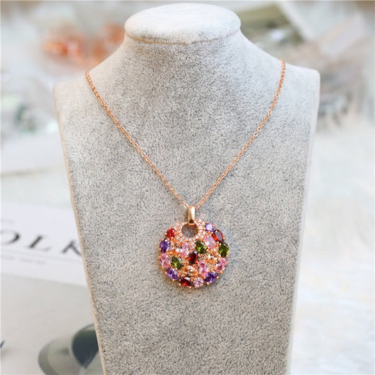 Skimrande blommigt halsband med zirkoner