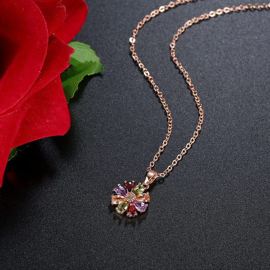 Skimrande blommigt halsband med zirkoner