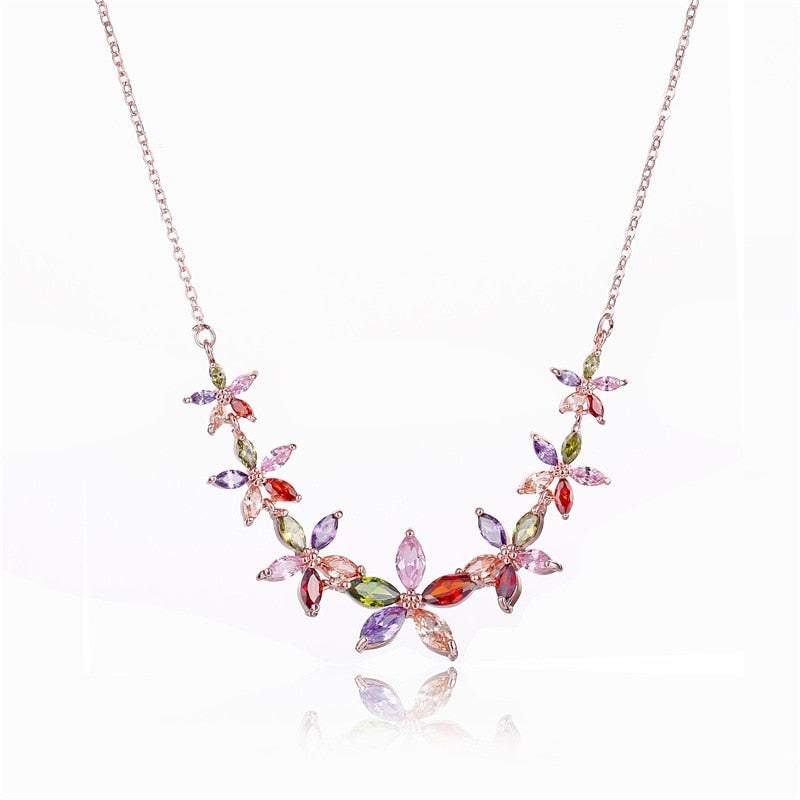 Skimrande blommigt halsband med zirkoner