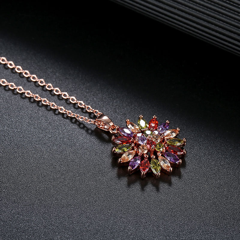 Skimrande blommigt halsband med zirkoner