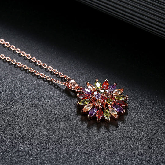 Skimrande blommigt halsband med zirkoner