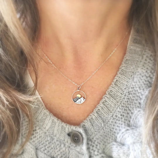 Berg och hav vågor halsband