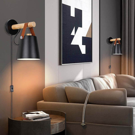 Nordisk vägglampa i trä