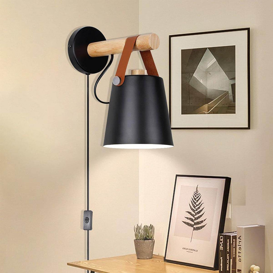 Nordisk vägglampa i trä