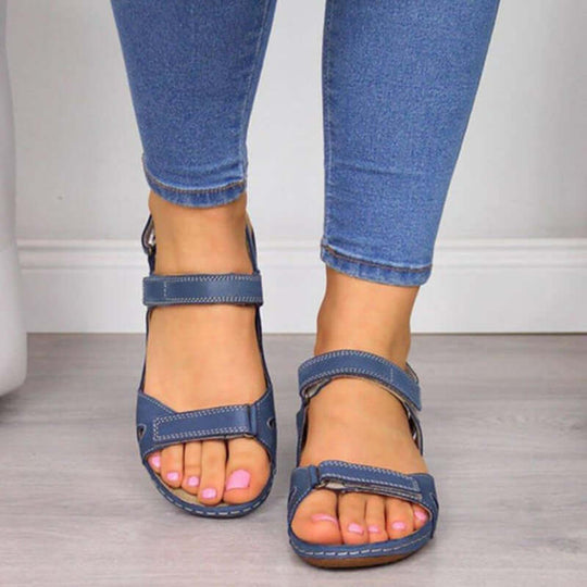 Sandaler med platt tå och kardborreband